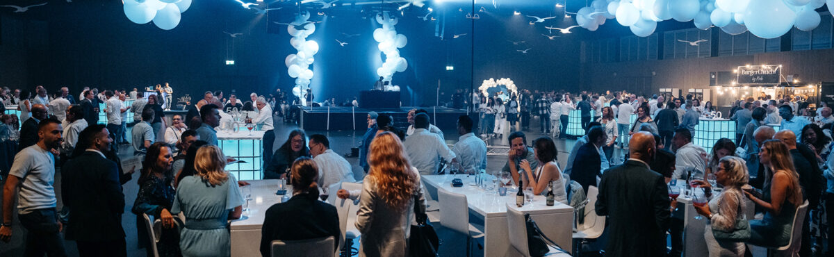 kunden event mit stehtischen und barhockern