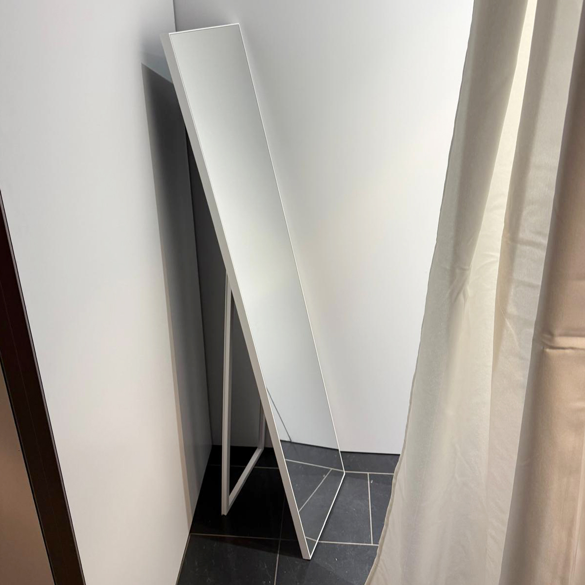 eventgarderobe mit standspiegel