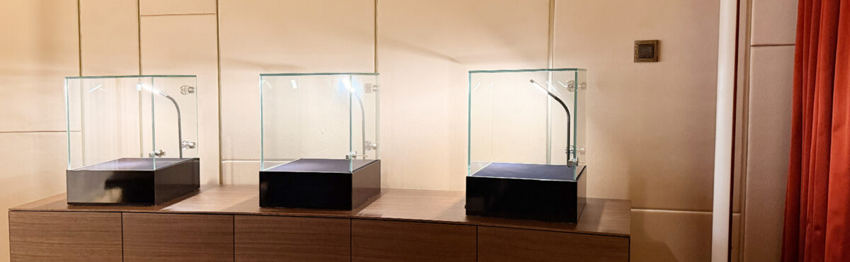 design tisch vitrinen in schwarz