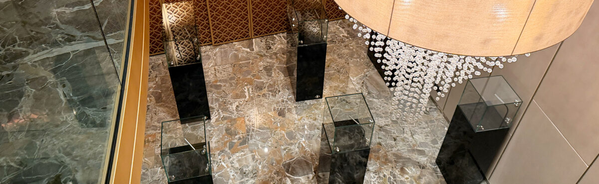 schwarze uhren und schmuck vitrinen mieten schwarz