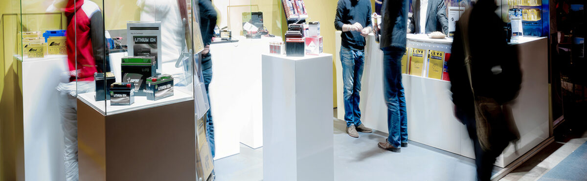 weisse sockel vitrine mieten fuer messestand