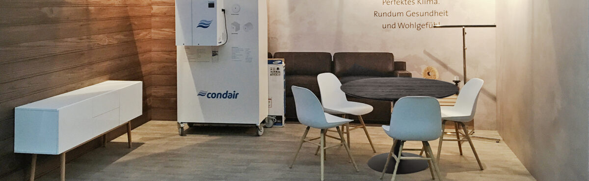 messestand mit rundem holz tisch